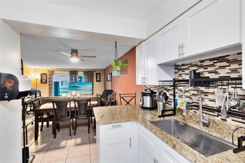 Condo in Orlando, Florida, 2 bedrooms  № 1301533 - photo 20