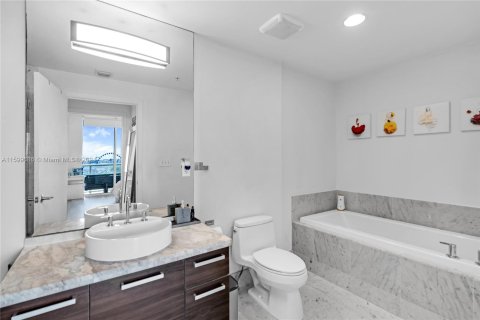 Condo in Miami, Florida, 1 bedroom  № 1216568 - photo 5