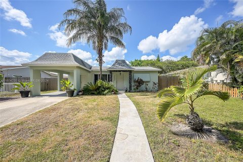 Villa ou maison à vendre à Margate, Floride: 2 chambres, 109.81 m2 № 1223964 - photo 1