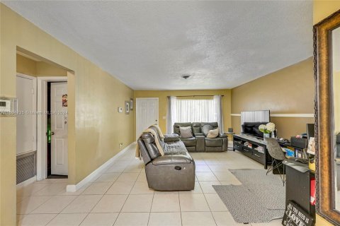 House in Margate, Florida 2 bedrooms, 109.81 sq.m. № 1223964 - photo 7