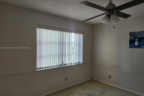 Condo in North Lauderdale, Florida, 2 bedrooms  № 1321070 - photo 9