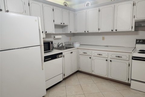 Condo in North Lauderdale, Florida, 2 bedrooms  № 1321070 - photo 5