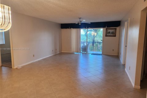 Condo in North Lauderdale, Florida, 2 bedrooms  № 1321070 - photo 2