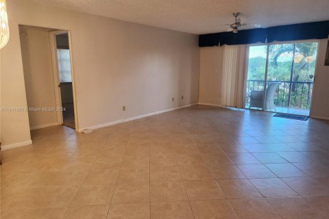 Condo in North Lauderdale, Florida, 2 bedrooms  № 1321070 - photo 3