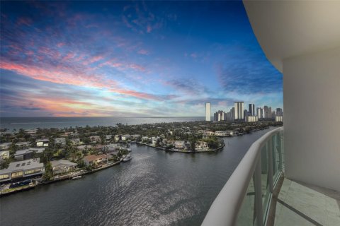 Copropriété à vendre à Miami, Floride: 3 chambres, 303.23 m2 № 1073914 - photo 3