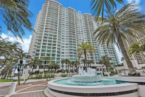 Condo in Miami, Florida, 3 bedrooms  № 1073914 - photo 1