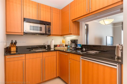 Condo in Miami, Florida, 1 bedroom  № 1384584 - photo 8