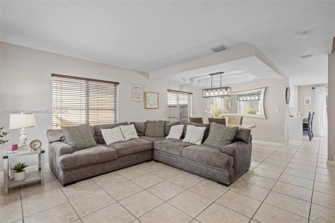 Villa ou maison à vendre à Miami, Floride: 4 chambres, 199.93 m2 № 1384631 - photo 5