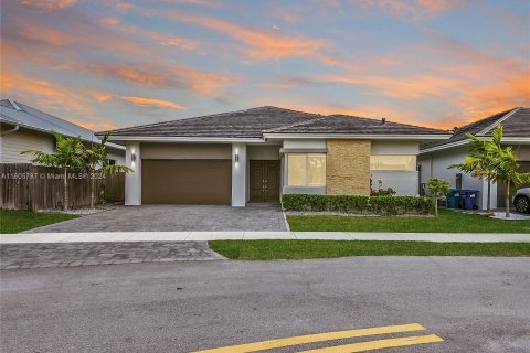 House in Miami, Florida 4 bedrooms, 210.33 sq.m. № 1233214 - photo 1