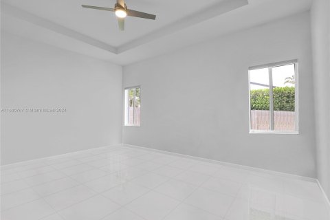 House in Miami, Florida 4 bedrooms, 210.33 sq.m. № 1233214 - photo 14