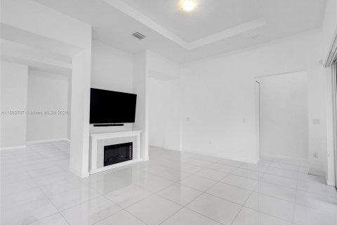 House in Miami, Florida 4 bedrooms, 210.33 sq.m. № 1233214 - photo 4