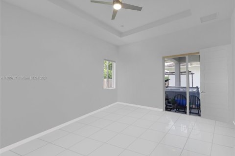 House in Miami, Florida 4 bedrooms, 210.33 sq.m. № 1233214 - photo 13