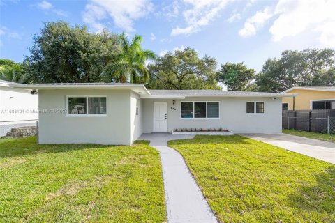 Villa ou maison à vendre à Miami, Floride: 4 chambres, 96.62 m2 № 1429887 - photo 1