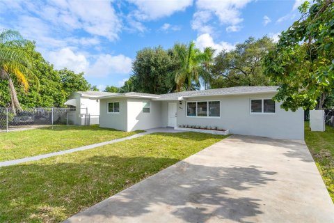 Villa ou maison à vendre à Miami, Floride: 4 chambres, 96.62 m2 № 1429887 - photo 2