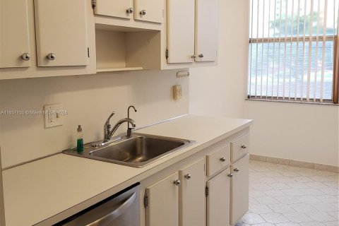 Condo in Miami, Florida, 2 bedrooms  № 1357153 - photo 13