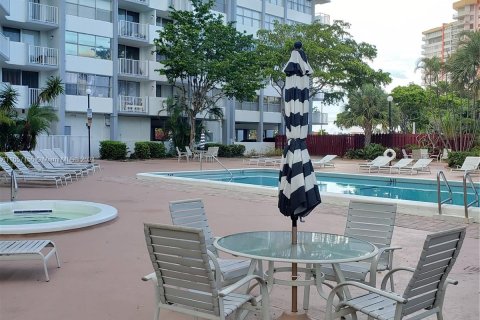 Condo in Miami, Florida, 2 bedrooms  № 1357153 - photo 10