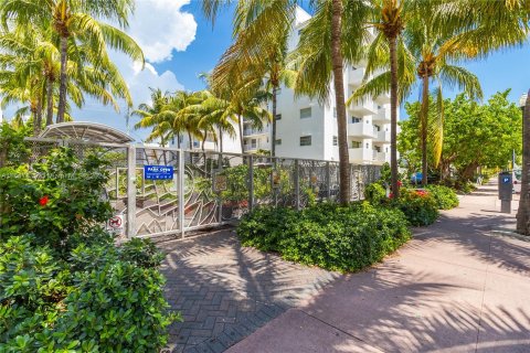 Condo in Miami Beach, Florida, 1 bedroom  № 1331464 - photo 25