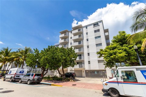 Condo in Miami Beach, Florida, 1 bedroom  № 1331464 - photo 13