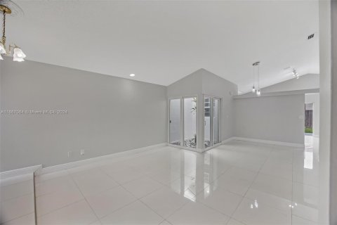 House in Miami, Florida 3 bedrooms, 136.47 sq.m. № 1381632 - photo 6