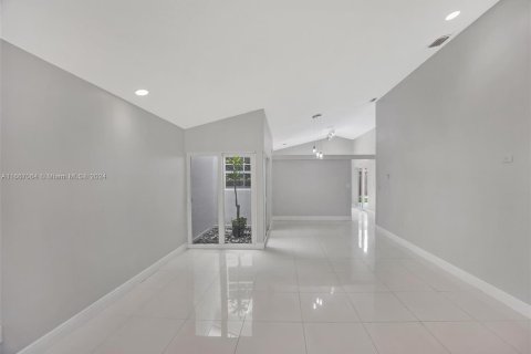 Villa ou maison à vendre à Miami, Floride: 3 chambres, 136.47 m2 № 1381632 - photo 3