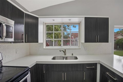 House in Miami, Florida 3 bedrooms, 136.47 sq.m. № 1381632 - photo 11