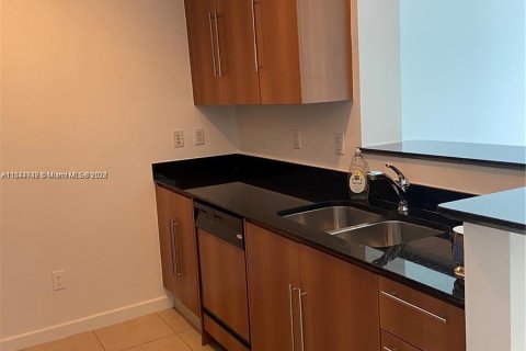 Condo in Miami, Florida, 1 bedroom  № 1049637 - photo 5