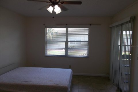 Condo in New Port Richey, Florida, 2 bedrooms  № 1243020 - photo 12