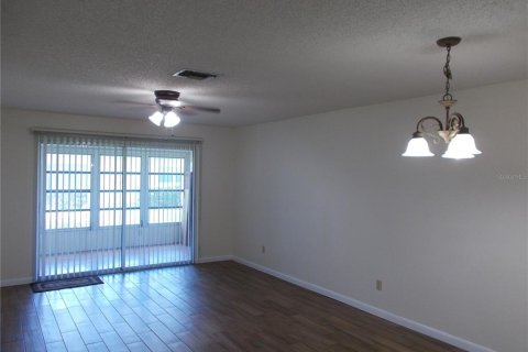 Condo in New Port Richey, Florida, 2 bedrooms  № 1243020 - photo 11