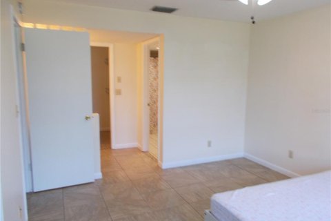 Condo in New Port Richey, Florida, 2 bedrooms  № 1243020 - photo 13