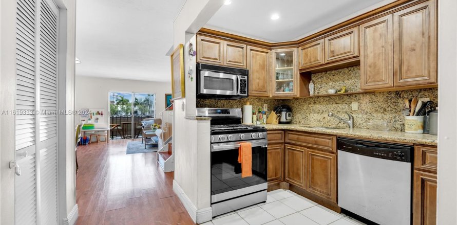 Condo in Pinecrest, Florida, 3 bedrooms  № 1241096