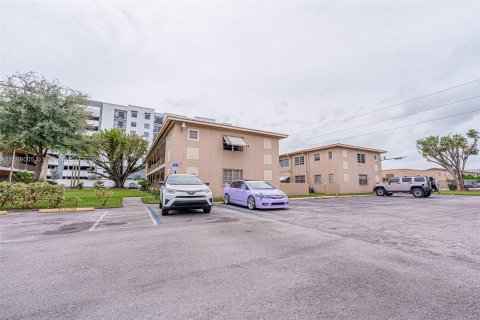 Condominio en venta en Hialeah, Florida, 1 dormitorio, 74.32 m2 № 1385552 - foto 2