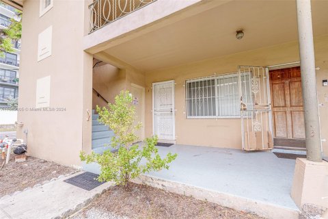 Condo in Hialeah, Florida, 1 bedroom  № 1385552 - photo 1