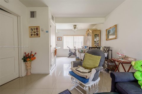 Condominio en venta en Hialeah, Florida, 1 dormitorio, 74.32 m2 № 1385552 - foto 8