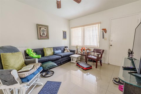 Condo in Hialeah, Florida, 1 bedroom  № 1385552 - photo 6