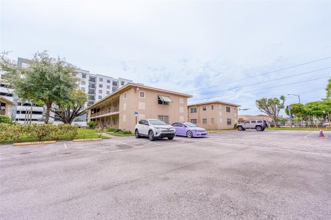 Condominio en venta en Hialeah, Florida, 1 dormitorio, 74.32 m2 № 1385552 - foto 14