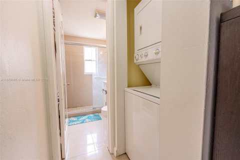 Condo in Hialeah, Florida, 1 bedroom  № 1385552 - photo 12