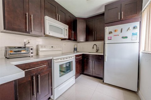 Condo in Hialeah, Florida, 1 bedroom  № 1385552 - photo 4