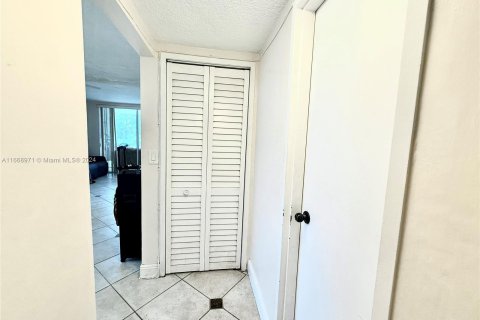 Condo in North Miami Beach, Florida, 2 bedrooms  № 1385551 - photo 16