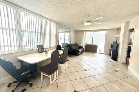 Copropriété à vendre à North Miami Beach, Floride: 2 chambres, 100.61 m2 № 1385551 - photo 11