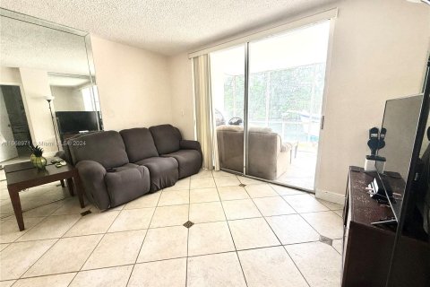 Copropriété à vendre à North Miami Beach, Floride: 2 chambres, 100.61 m2 № 1385551 - photo 12