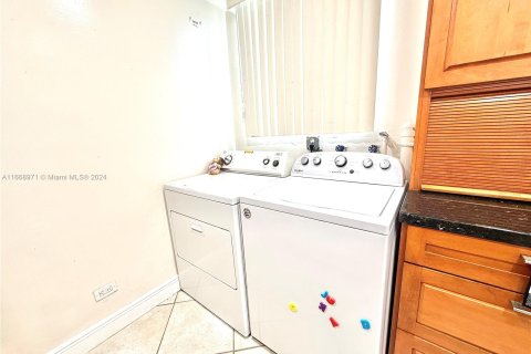 Condo in North Miami Beach, Florida, 2 bedrooms  № 1385551 - photo 7