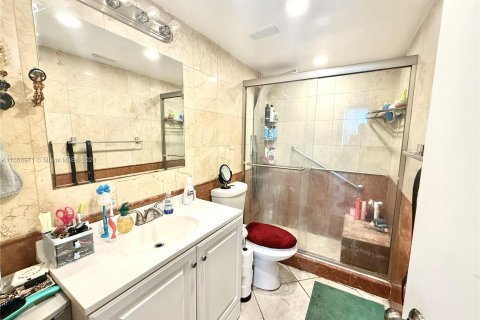 Condo in North Miami Beach, Florida, 2 bedrooms  № 1385551 - photo 15