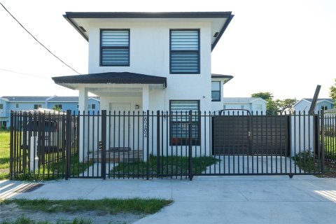 House in Miami, Florida 3 bedrooms, 162.67 sq.m. № 1304787 - photo 2