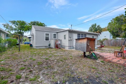 House in West Palm Beach, Florida 3 bedrooms, 100.8 sq.m. № 1159783 - photo 1