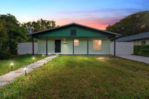 House in Tampa, Florida 4 bedrooms, 120.31 sq.m. № 1435987 - photo 29