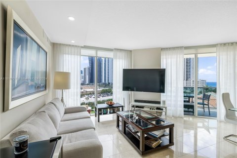 Condo in Sunny Isles Beach, Florida, 3 bedrooms  № 1240597 - photo 2