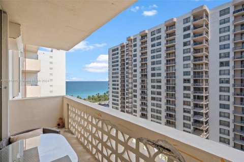 Condominio en venta en Bal Harbour, Florida, 1 dormitorio, 94.67 m2 № 1160682 - foto 18