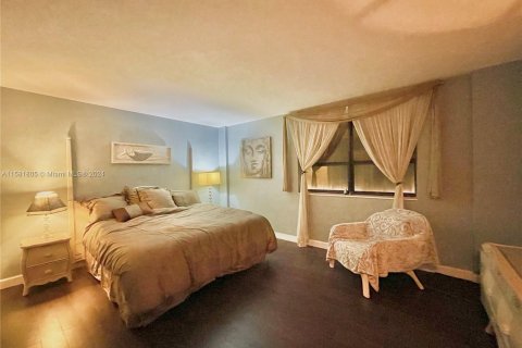Condominio en venta en Bal Harbour, Florida, 1 dormitorio, 94.67 m2 № 1160682 - foto 2