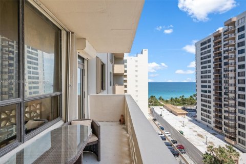 Condominio en venta en Bal Harbour, Florida, 1 dormitorio, 94.67 m2 № 1160682 - foto 19