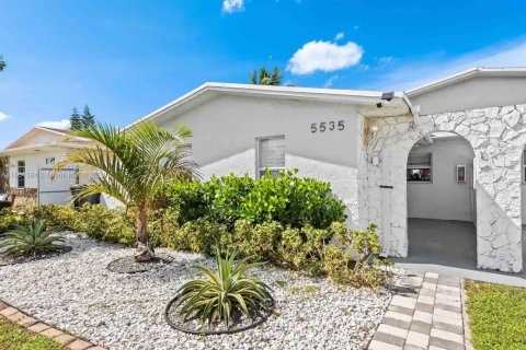 Casa en venta en Dania Beach, Florida, 3 dormitorios, 116.69 m2 № 1381610 - foto 1